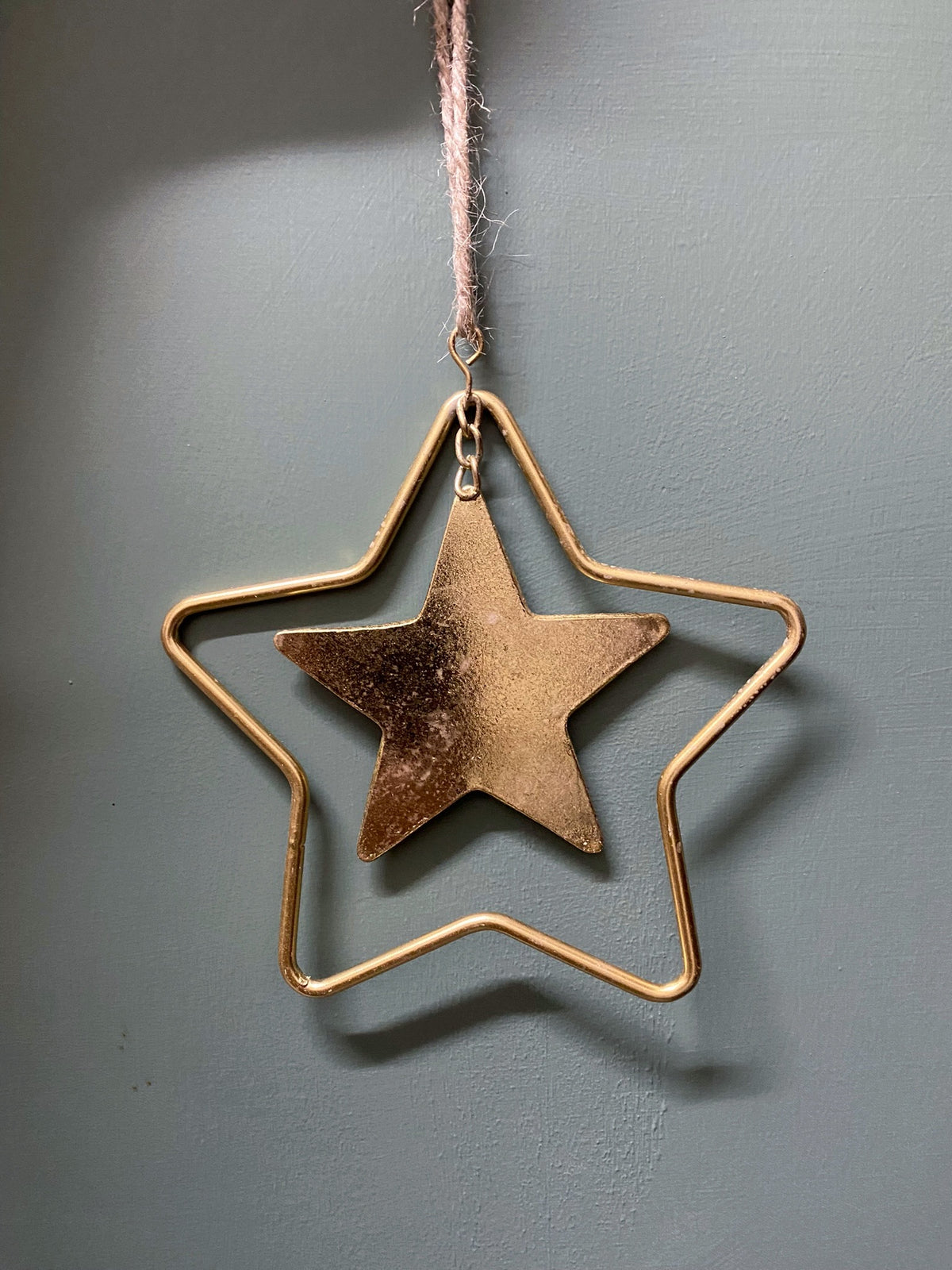 HANGING METAL GOLD STAR