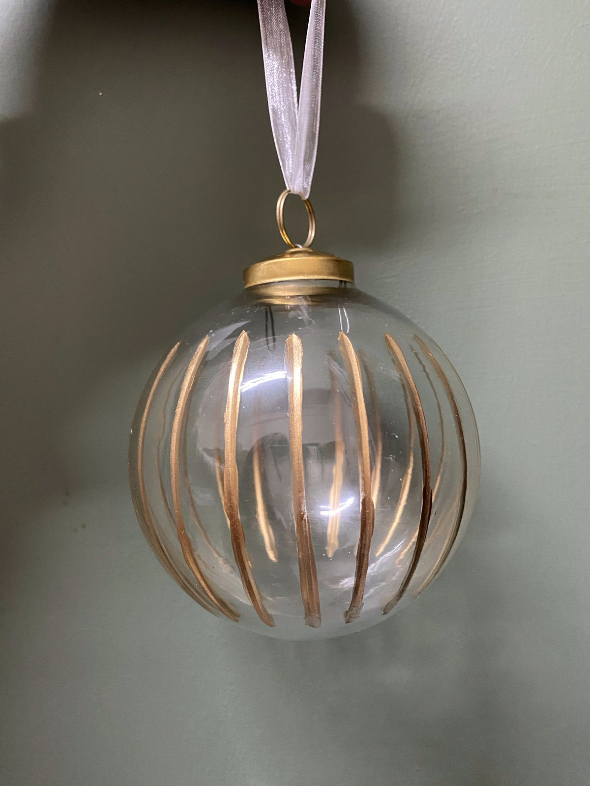 LINEAR CUT GLASS BAUBLE