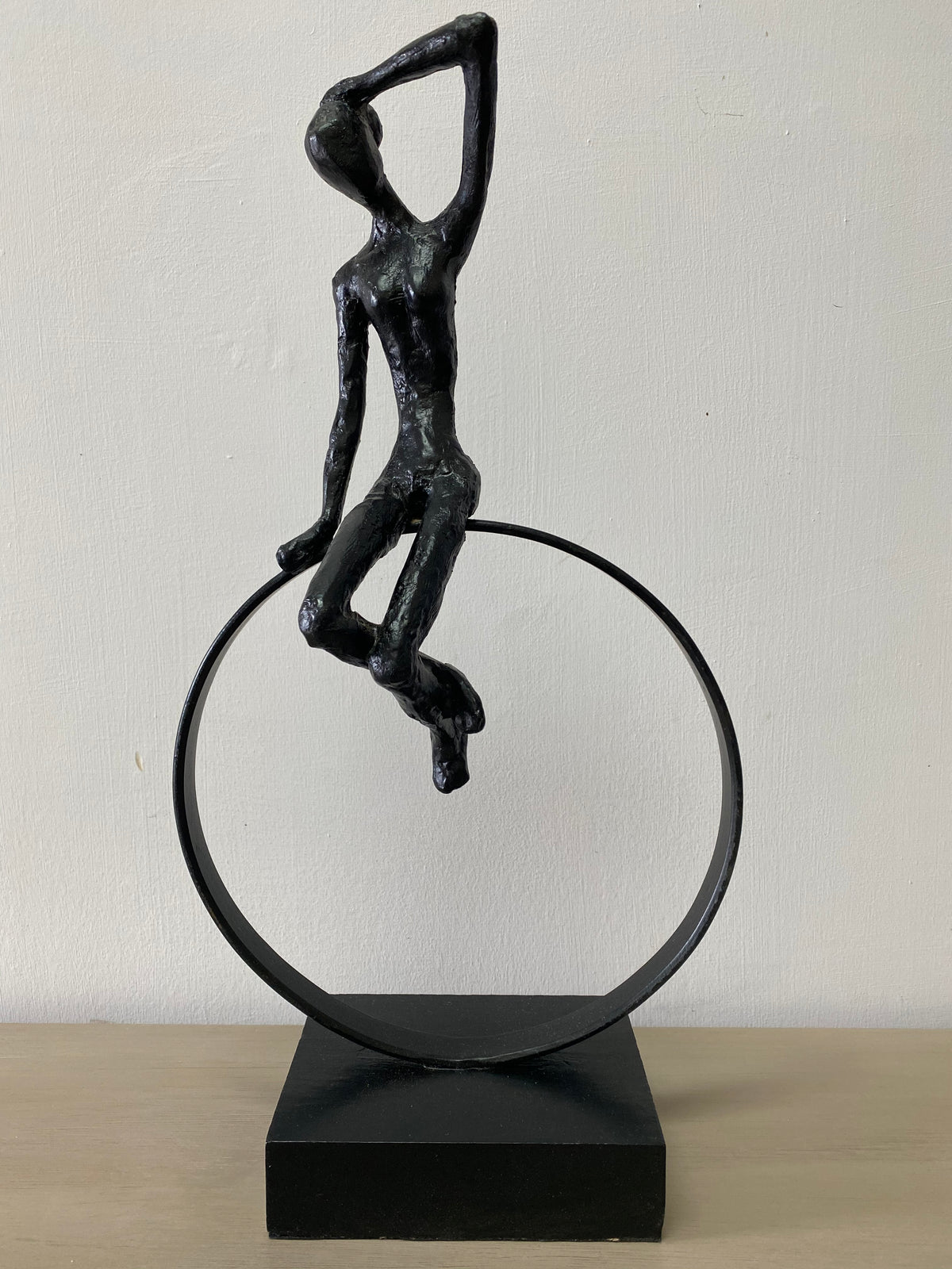 SITTING FIGURE ON RING - BLACK